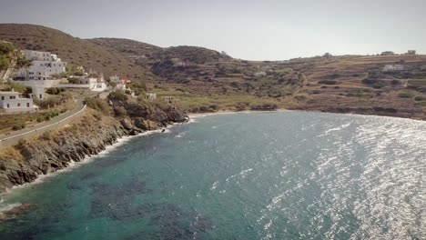 Vista-aérea-de-grandes-villas-blancas-frente-a-la-playa-en-Ydroussa,-isla-de-Andros.