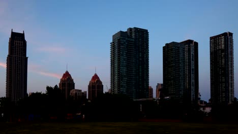 Timelapse-nocturno-del-centro-de-la-ciudad-de-Mississauga,-Ontario