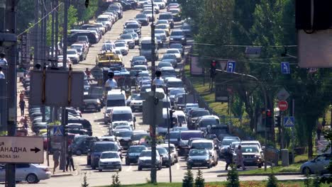 Traffic-jam-on-the-street-of-Kiev