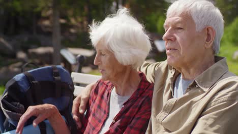 Senior-Tourist-paar-genießen-Natur