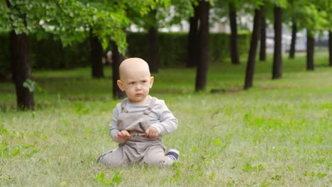 Pingelig-Baby-im-Park