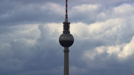 Berliner-Fernsehturm-mit-dem-Sonnenlicht-Detaillierung-des-Balls