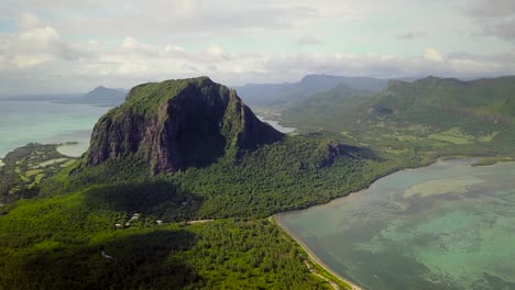 Luftaufnahme-von-Lemorne-Brabant-und-Korallenriffe-in-Mauritius.