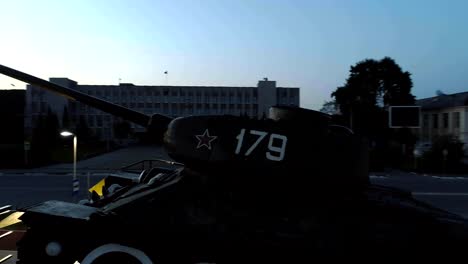 T-34-Soviética-ejército-mediano-batalla-tanque-de-monumento-por-la-noche