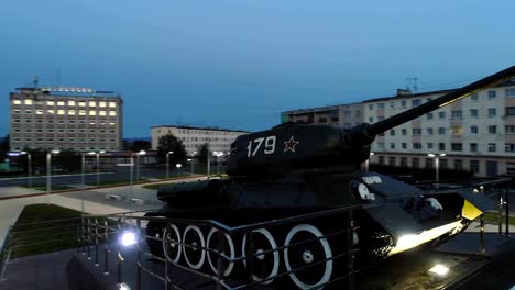 T-34-Soviética-ejército-mediano-batalla-tanque-de-monumento-por-la-noche