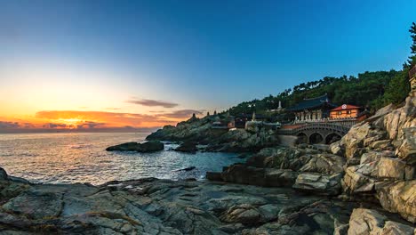 4-k-Zeit-verfallen-Ansicht-Sonnenaufgang-am-Morgen-in-Haedong-Yonggungsa-Tempel-in-Busan-in-Südkorea