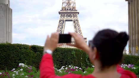 Frau-unter-Bild-des-Eiffelturms-mit-Smartphone-in-Zeitlupe-180fps