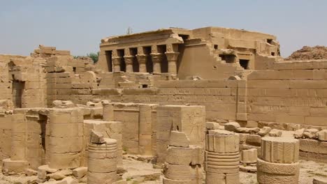 El-hermoso-antiguo-templo-de-Dendera-o-templo-de-Hathor.-Antiguo-templo-egipcio-de-Dendera,-Egipto-cerca-de-la-ciudad-de-Ken.