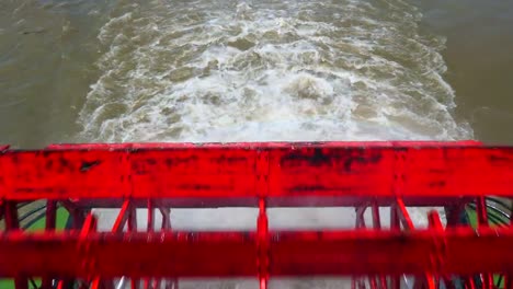 Rueda-de-la-paleta-de-Steamboat-en-el-sendero-del-río-de-Mississippi-en-el-agua