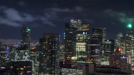 Modernen-stürmischen-Stadtbild-bei-Nacht