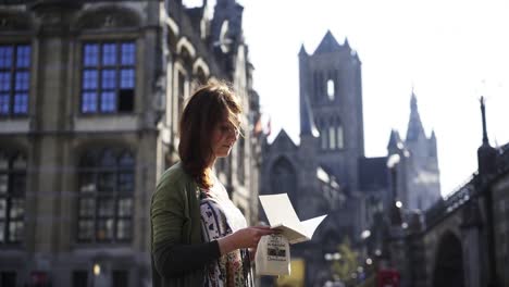 Porträt-rotes-Haar-Mädchen-mit-Copybook-in-Händen