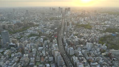 Blick-auf-den-Sonnenuntergang-von-einer-Autobahn-von-der-Mori-Tower-in-Tokio