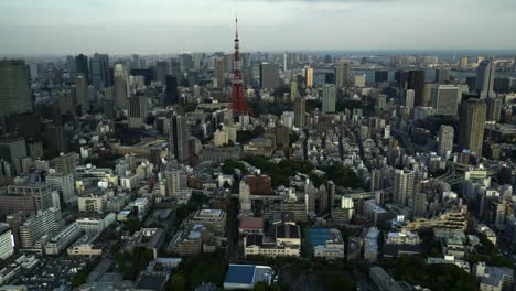 am-Nachmittag-Zoom-in-Schuss-Tokyo-Tower-von-der-Mori-Tower-in-Tokio