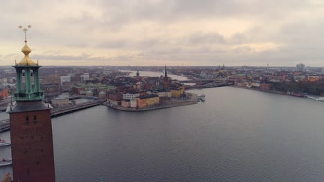 Antenne-4K:-Stockholm-Stadtzentrum-entfernt.-Fliegen-durch-den-Rathausturm-und-in-Richtung-Gamla-Stan-und-Riddarholmen-Stadtbild-skyline