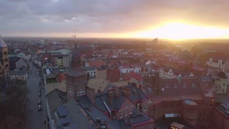 Drohne-Schuss-fliegt-über-Lund-Stadt-bei-Sonnenuntergang.-Domkirche,-die-Gebäude-im-Hintergrund