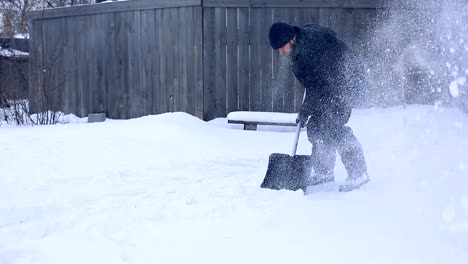 Arbeit-nach-der-verschneiten-Nacht.-Mann-mit-einer-Schaufel-Schnee-aus-seinem-Hof-an-einem-kalten-verschneiten-Morgen-entfernen