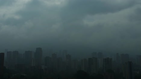 Lapso-de-tiempo-de-los-edificios-con-las-nubes-y-la-niebla-en-Poblado-Medellin-Colombia