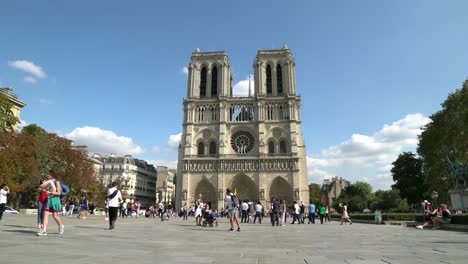 Time-lapse-Notre-Dame-church-in-Paris,-France