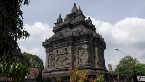 Borobudur,-o-Barabudur-es-un-templo-de-budista-Mahayana-del-siglo-9-en-Magelang,-Java-Central,-Indonesia