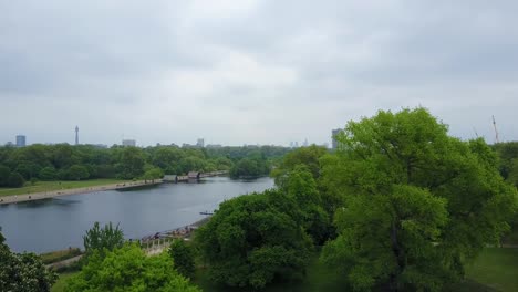 Wunderschöne-Luftaufnahme-des-Hyde-Park-in-London-von-oben