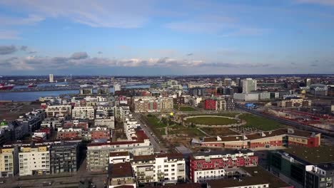 Impresionante-vista-aérea-de-la-ciudad-de-Malmö-en-Suecia-con-una-puesta-de-sol