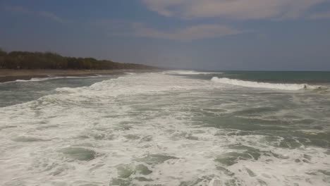 Superficie-del-agua-con-olas-grandes,-vista-aérea