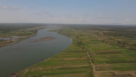 Fluss-in-Ackerland.-Yogyakarta,-Indonesien