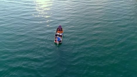 Turistas-de-pesca-en-un-barco-en-Río-4k