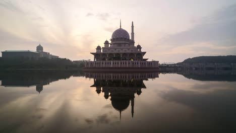 4-k-Sonnenaufgang-am-Putra-Mosque,-Putrajaya.