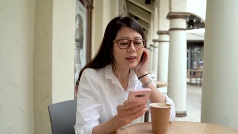 Frau,-singen-und-bewegen-Sie-ihren-Körper-mit-Musik