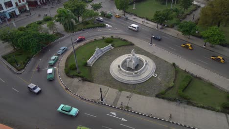 Row-of-classic-american-1950s-cars-on-the-street-roundabout-in-Havana,-Cuba-seen-from-above.