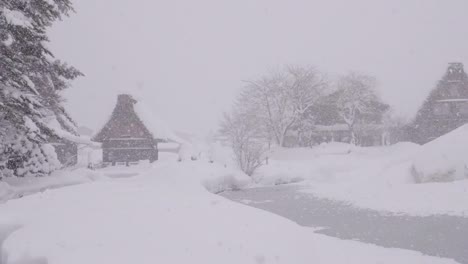 Die-traditionell-reetgedeckten-Häusern-in-Shirakawa-Go-wo-befindet-sich-das-Bergdorf-unter-dem-Schnee-in-der-Nähe-von-Gifu,-Ishikawa-und-Toyama-Präfektur-im-Winter,-Japan