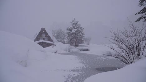 Die-traditionell-reetgedeckten-Häusern-in-Shirakawa-Go-wo-befindet-sich-das-Bergdorf-unter-dem-Schnee-in-der-Nähe-von-Gifu,-Ishikawa-und-Toyama-Präfektur-im-Winter,-Japan