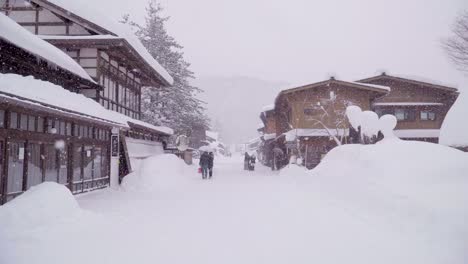 Las-casas-tradicionalmente-paja-en-Shirakawa-go-donde-está-la-aldea-de-la-montaña-entre-la-nieve-cerca-de-la-Prefectura-de-Gifu,-Ishikawa-y-Toyama-en-el-invierno,-Japón