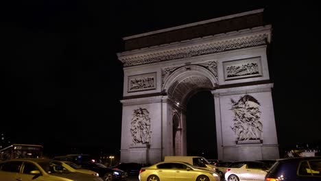 Vista-nocturna-del-arco-del-triunfo-en-los-Campos-Elíseos-con-tráfico-de-vehículos