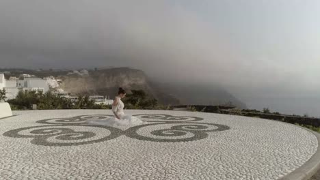 Vista-aérea-de-mujer-con-vestido-de-novia,-isla-de-Santorini,-Grecia.