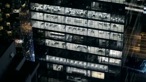 Establecimiento-de-Exterior-de-4K-la-foto-de-un-edificio-de-oficinas-moderno-en-la-noche.