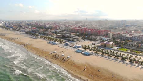 Blick-über-den-Strand-in-Valencia,-Spanien.-Flug-Drohnen-über-den-Strand-in-Valencia.-Blick-auf-die-Stadt-für-Touristen