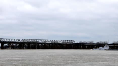 Timelapse-de-la-barcaza-fluvial-en-el-río-Mississippi-en-Memphis