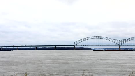 Timelapse-of-River-barges-on-Mississippi-River-at-Memphis