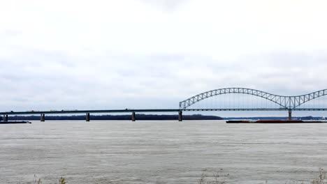 Timelapse-de-barcazas-fluviales-en-el-río-Mississippi-en-Memphis