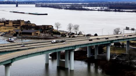 Timelapse-de-la-barcaza-fluvial-en-el-río-Mississippi-en-Memphis,-TN