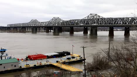 Timelapse-Mississippi-River-barge-at-Memphis