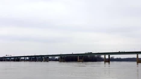 La-barcaza-de-timelapse-Mississippi-River-por-Memphis,-Tennessee