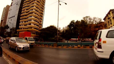 calles-de-Mumbai-casas-de-muchos-pisos-y-skyscraps-vista-de-la-calzada-de-Mouving-desde-el-día-nublado-coche