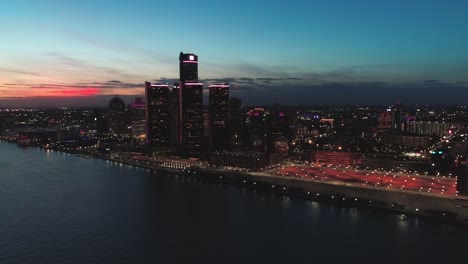 Skyline-von-Detroit-Michigan-bei-Sonnenuntergang-in-der-Luft