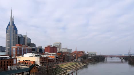 Timelapse-of-Nashville,-Tennessee-cityscape-at-river