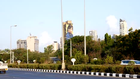 Verkehr-am-frühen-Morgen-in-der-Nähe-von-Hochhäusern-in-Mumbai,-Indien.