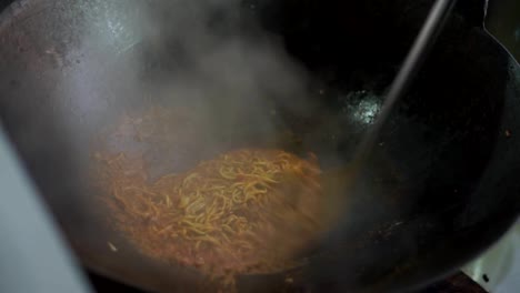 Vendedor-de-comida-callejera-preparó-fideos-indonesios