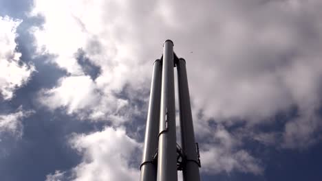 Tuberías-de-la-fábrica-de-Hamburgo-contra-el-cielo